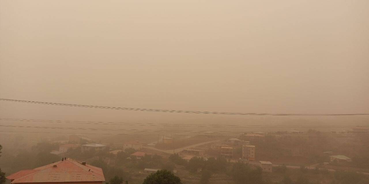 Derecik toz bulutu altında