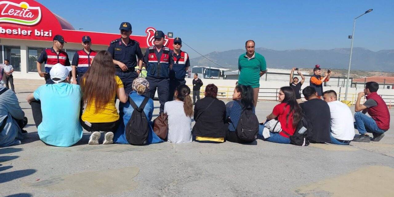 Sendikalı oldular diye kovulan işçilerden fabrika önünde eylem