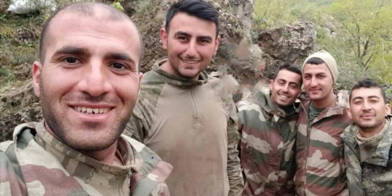 Şehit askerlerin 5’inin aynı karede yer aldığı fotoğraf yürekleri burktu