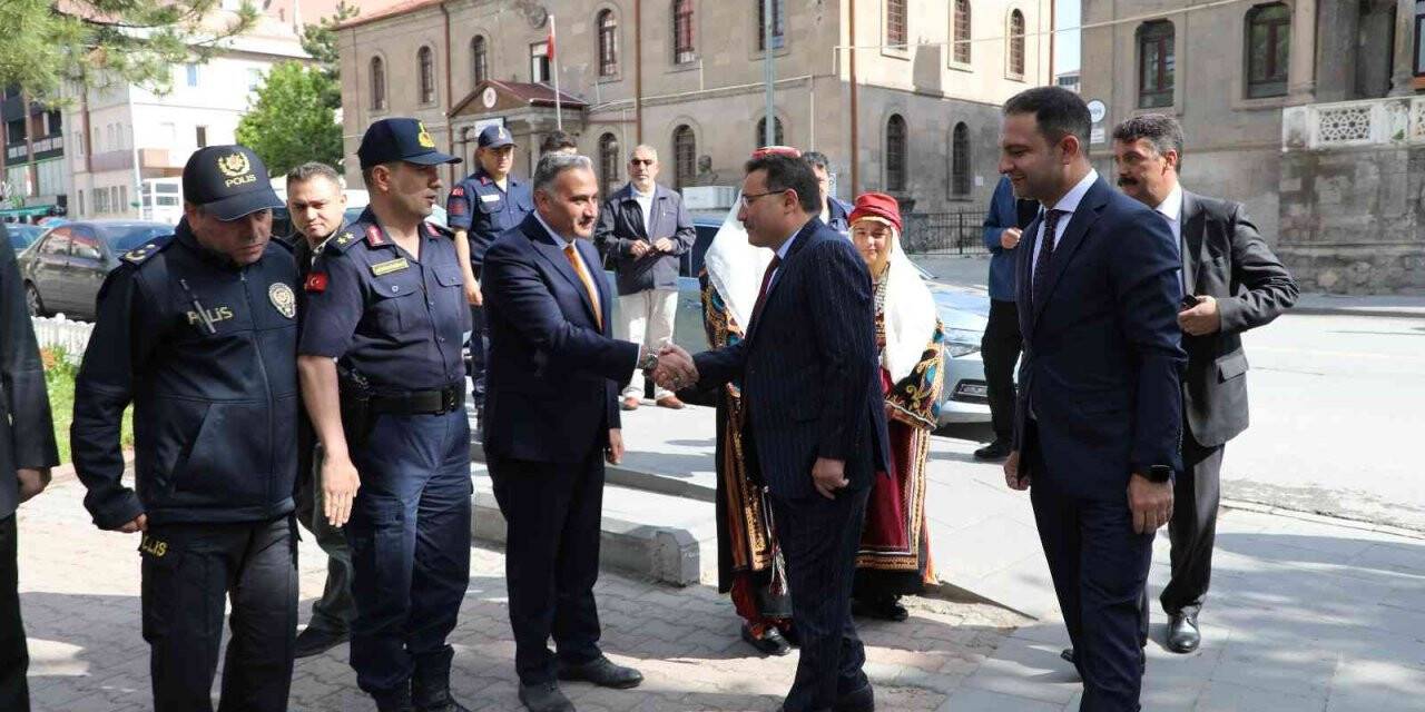 Vali Çiçek, Develi’de ilçe protokolü ve muhtarlarla bir araya geldi