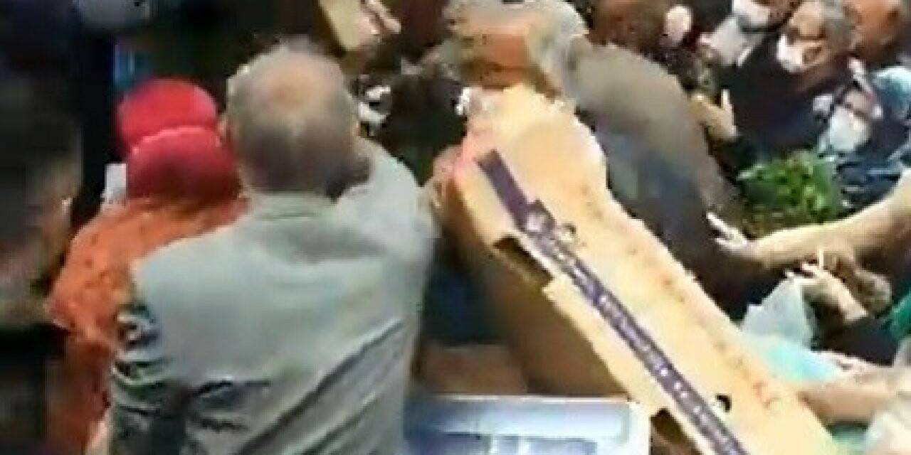 Belediyenin fide dağıtımında tepki çeken görüntüler