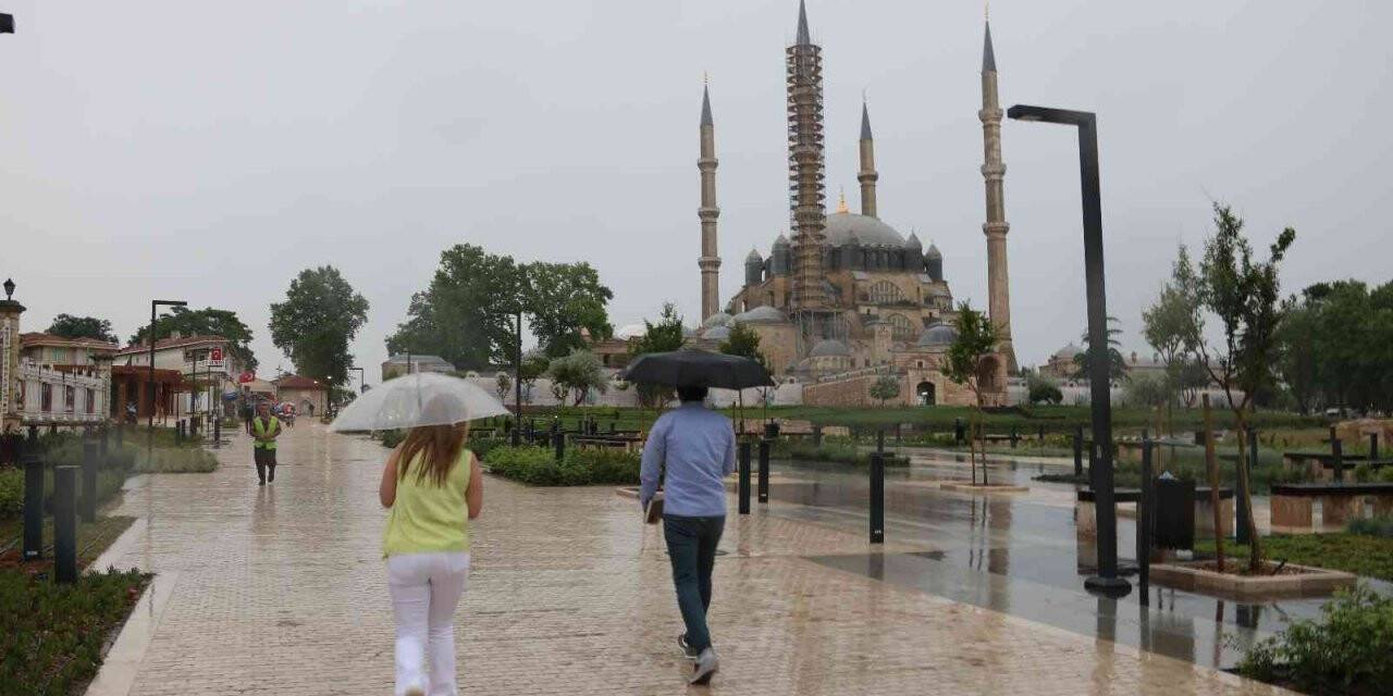 Edirne’de kısa süreli yağış vatandaşları hazırlıksız yakaladı