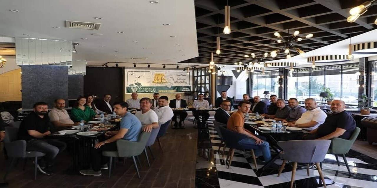 Gazeteciler kahvaltıda buluştu