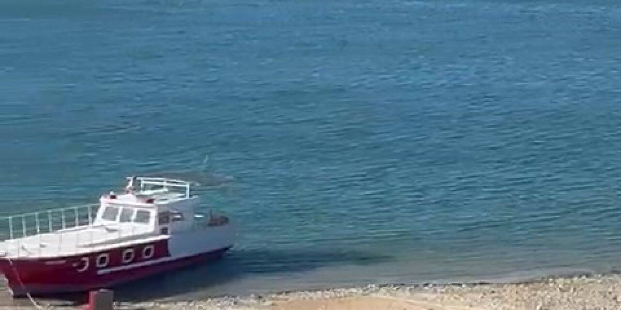 Pertek’te fırtına feribotu sürükledi
