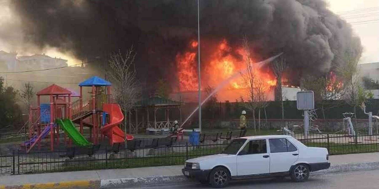 Sultanbeyli mobilya fabrikasında yangın çıktı. İtfaiye ekipleri sevk edildi