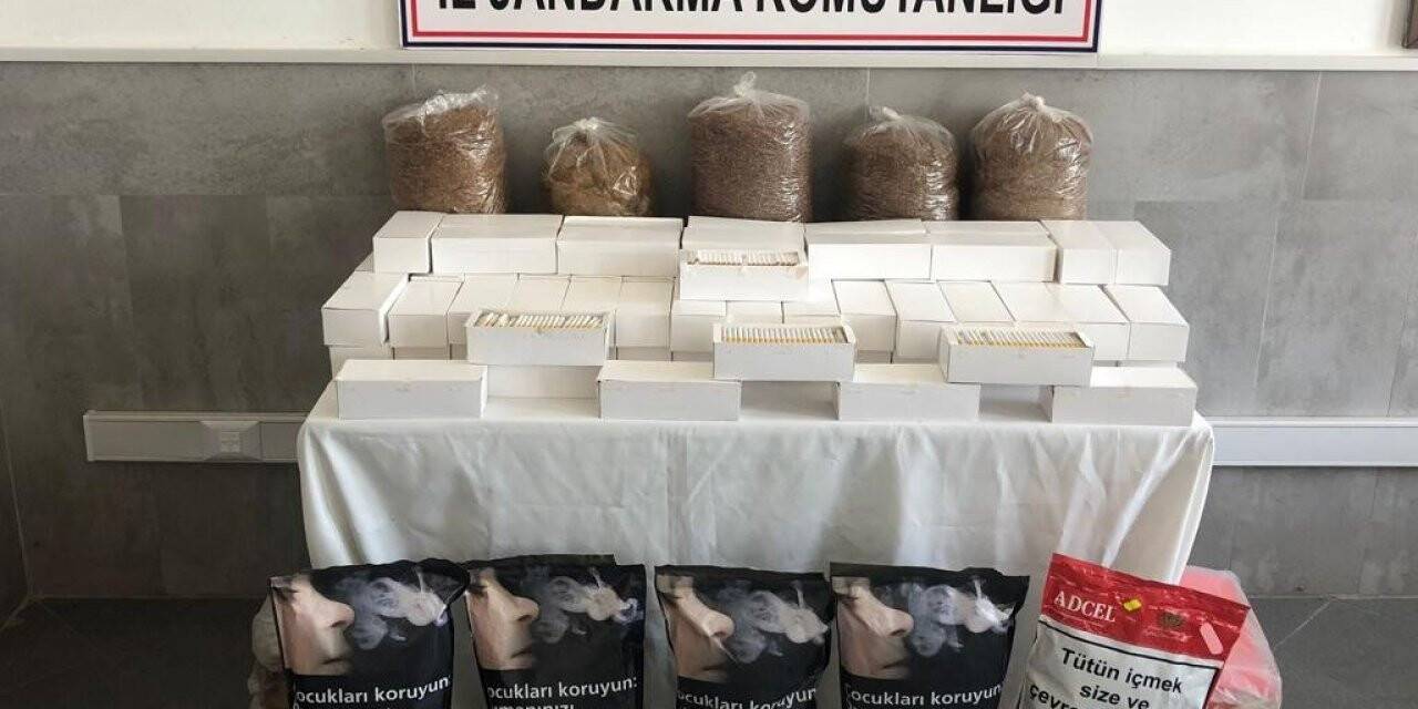 Piyasaya sürülmeye hazır onlarca kilo kaçak tütün ve binlerce makaron ele geçirildi