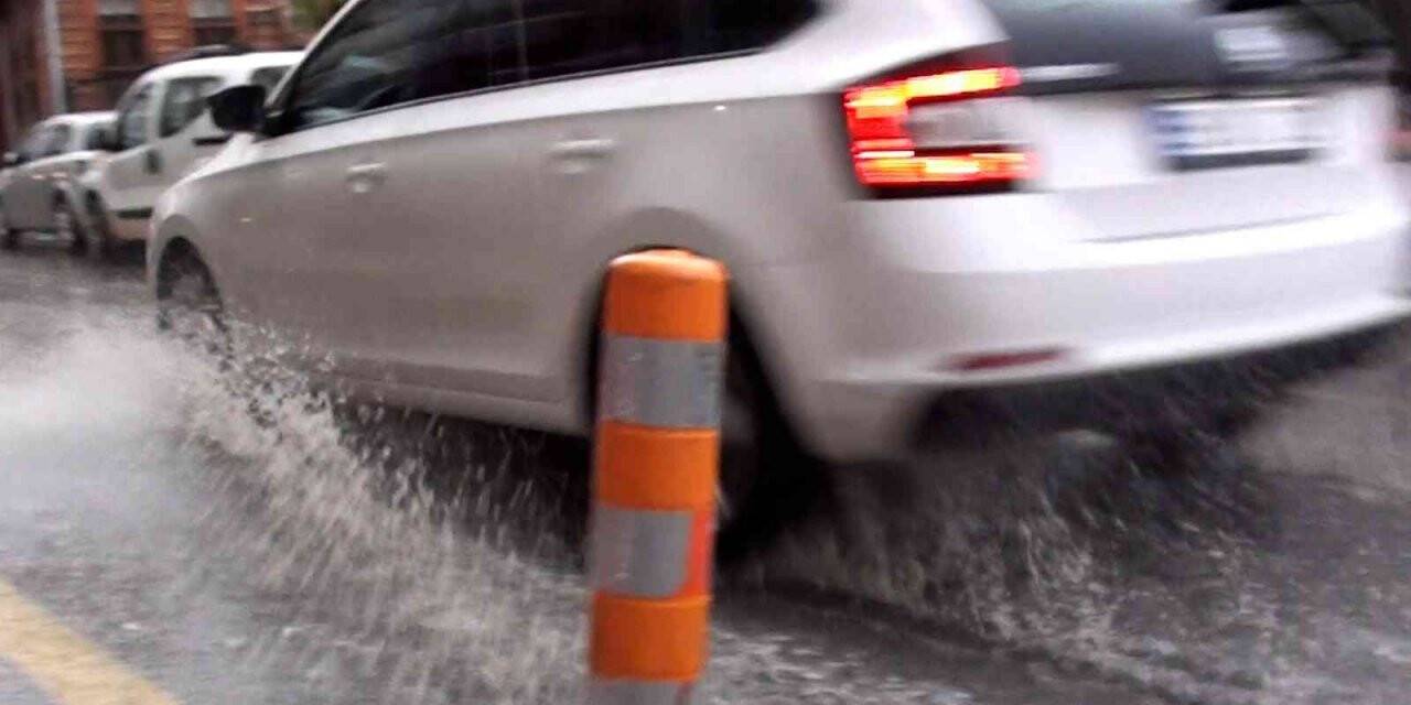 Tekirdağ’da aniden bastıran yağmur vatandaşlara zor anlar yaşattı