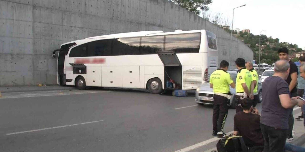 Freni patlayan otobüs duvara çarptı, motosikletli son anda canını kurtardı