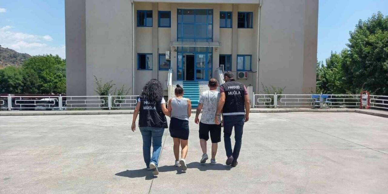 Muğla’da otomobilde uyuşturucuyla yakalanan iki şüpheliden biri tutuklandı