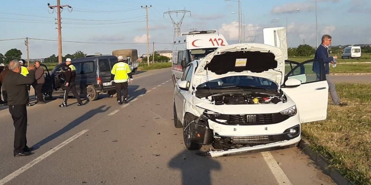 Hafif ticari araç ile otomobil çarpıştı: 2 yaralı