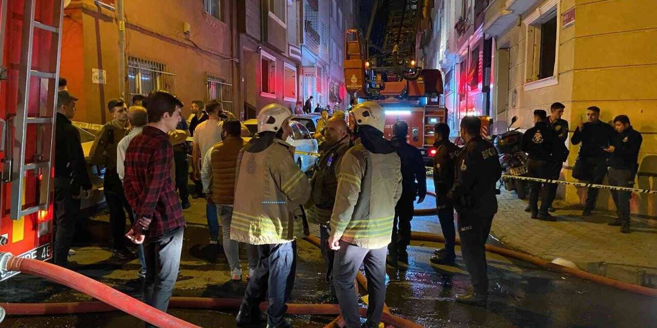 Bayrampaşa’da 4 katlı binanın çatı katı alev alev yandı
