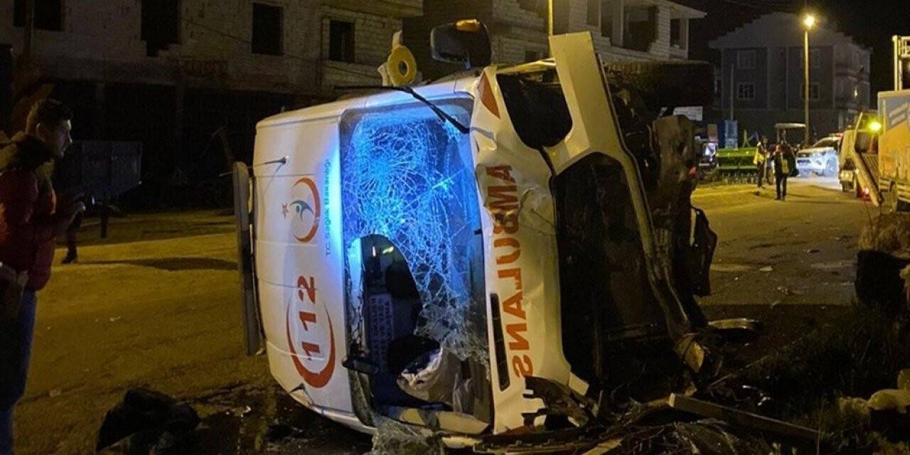 Vakaya giden ambulans kaza yaptı: 3 yaralı