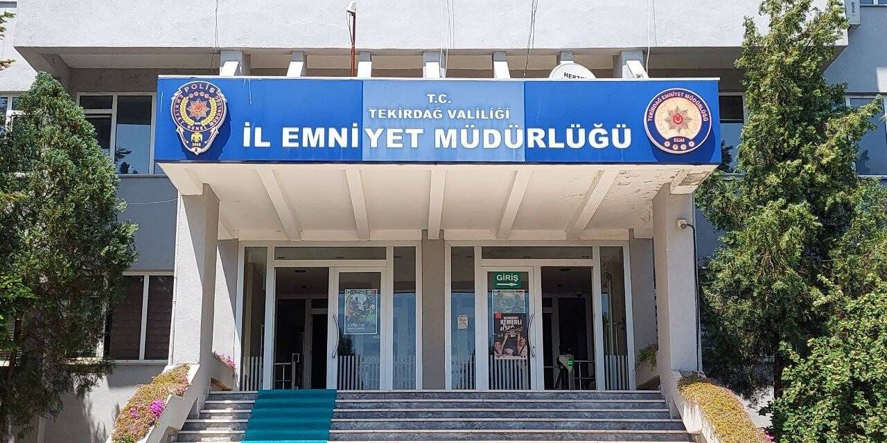 CHP’li Deniz Baykal ve MHP’li eski yöneticilere ait müstehcen görüntülerin dağıtılmasına ilişkin 2 polis tutuklandı