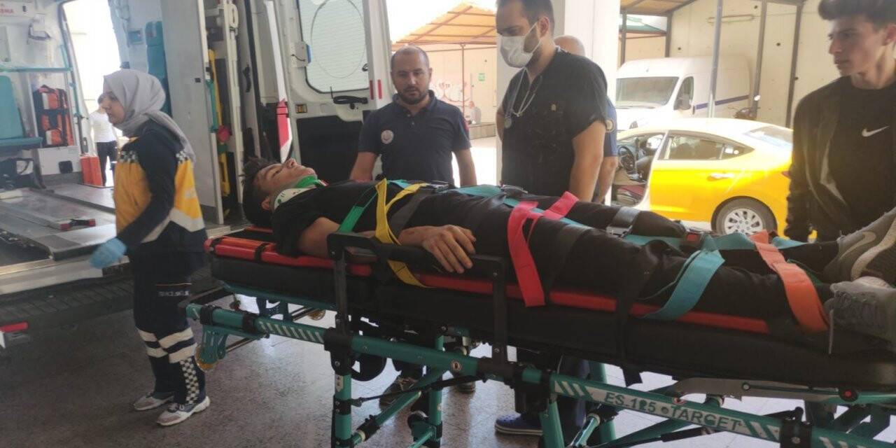 Liseli gençler otomobilin altında kalıp yaralandı