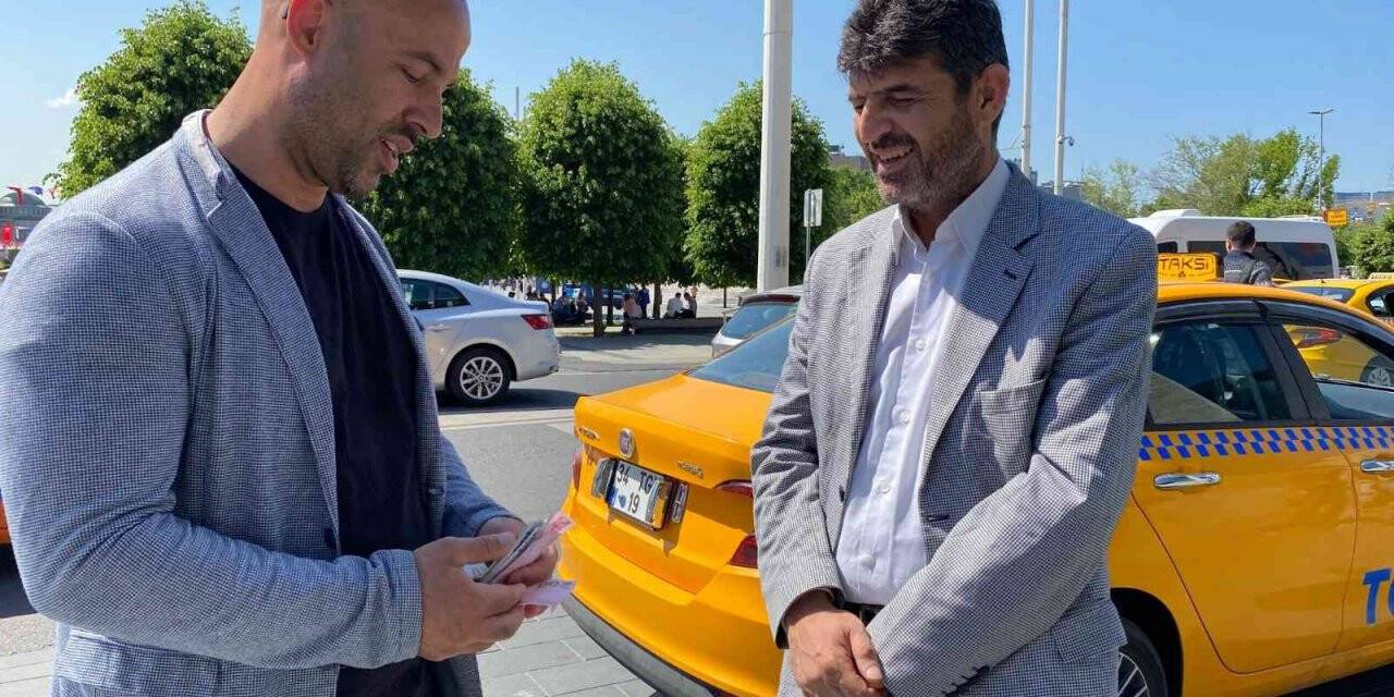 Taksim Meydanı’nda taksi bulamadı, sosyal deney yaptı