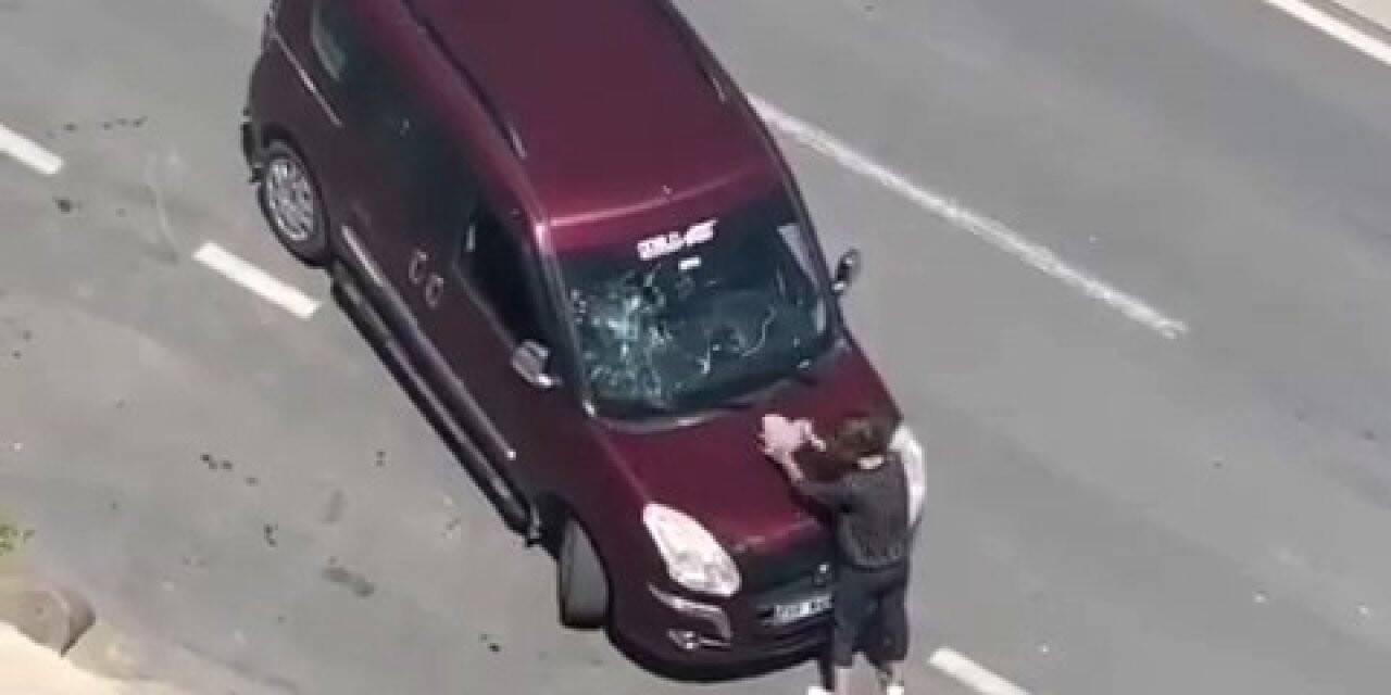 Kaza sonrasında kaçan sürücüye sinirlendi, taşla araca saldırdı