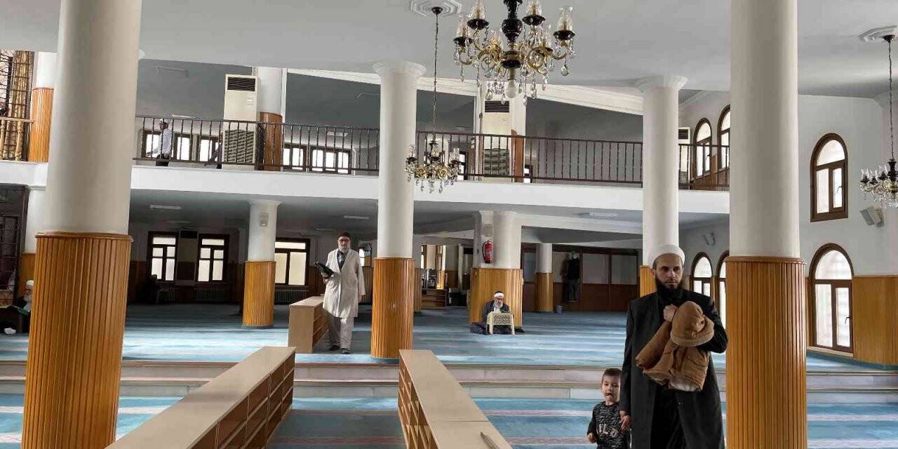 Kabe ölçülerine göre yapılan cami dikkat çekiyor