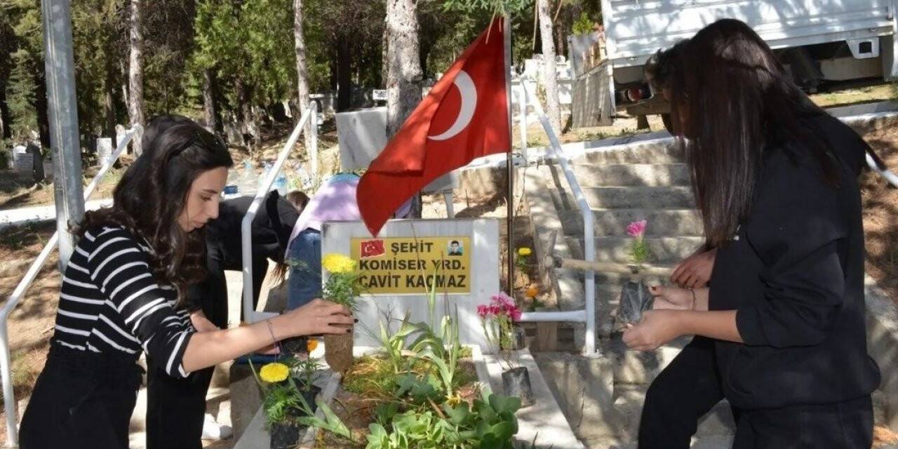 Gediz Sağlık Hizmetleri MYO’da, “Mezarlıklarımızı çiçeklendiriyoruz” isimli proje