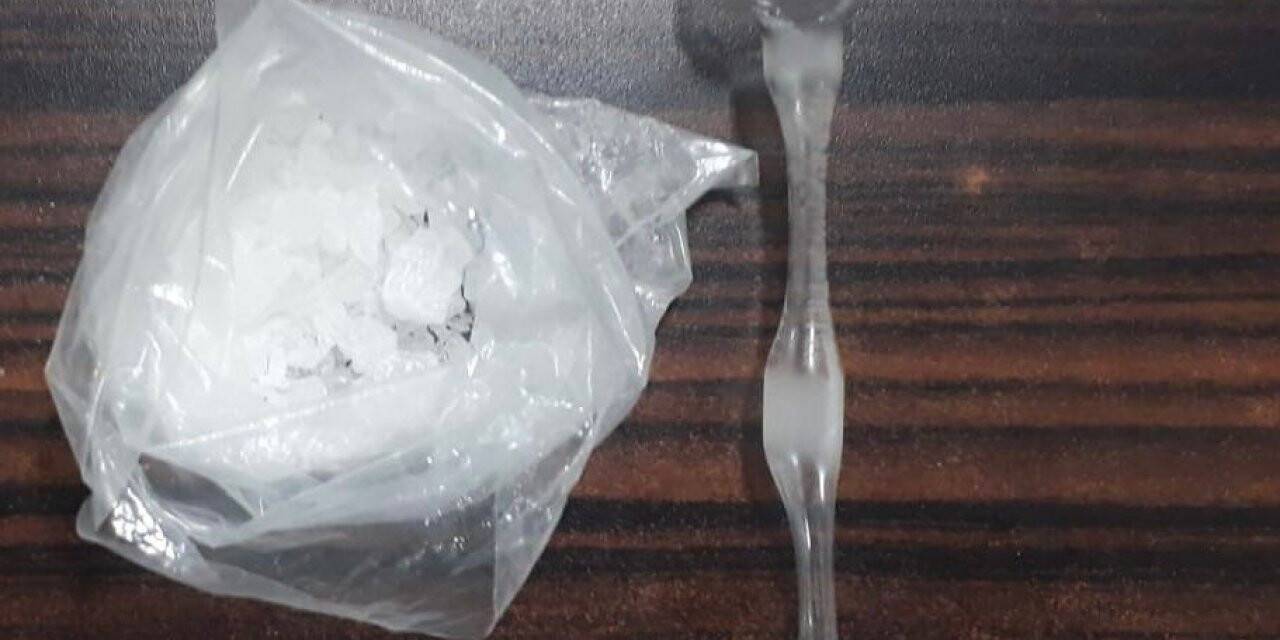 Mahalle ve çarşı bekçileri araçtan atılan uyuşturucuyu böyle buldu