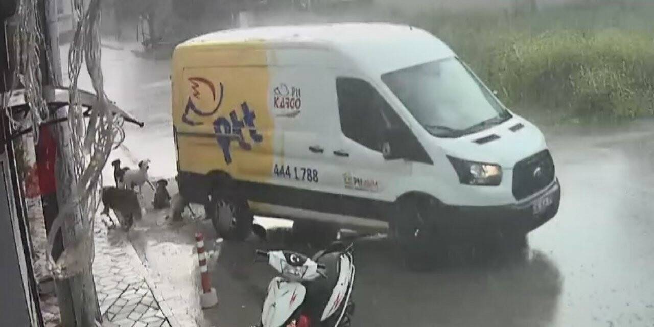 Yağmurdan sığınmak için girdikleri aracın altında ezildiler