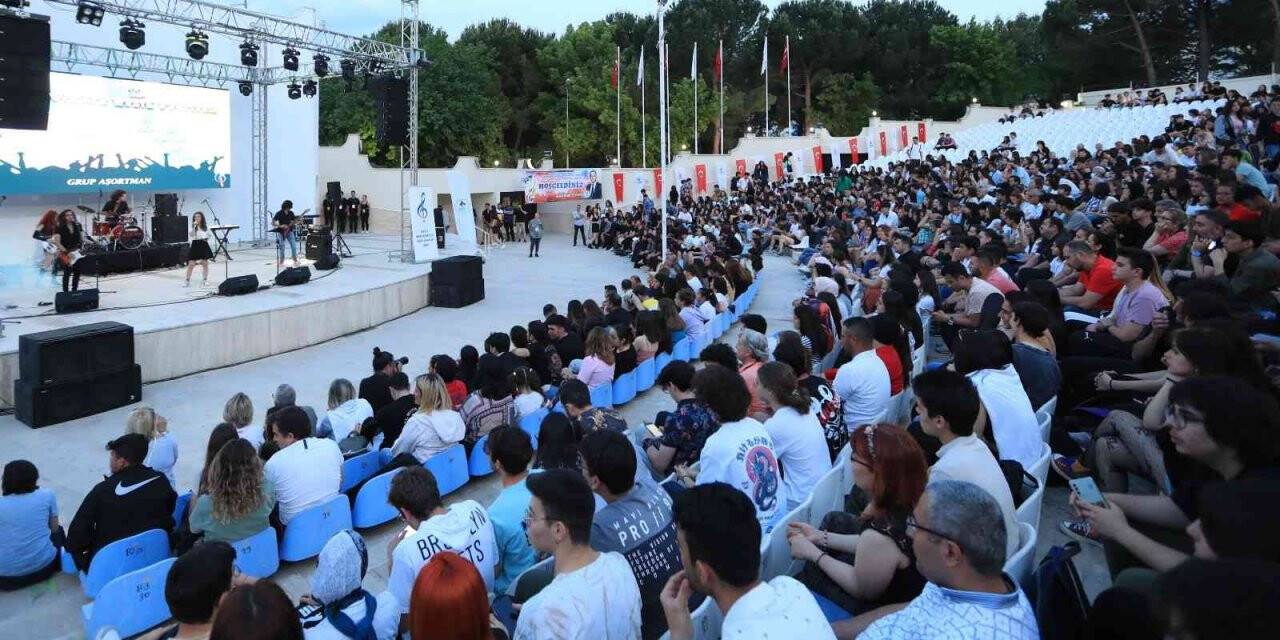 Gençler müzik festivalinde coştu