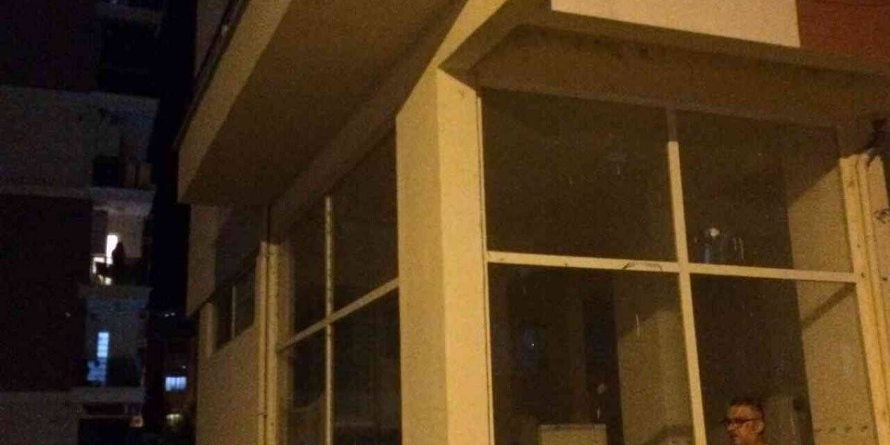 Kendini asan gence yoldan geçen polisler ve sağlıkçı eşi müdahale etti