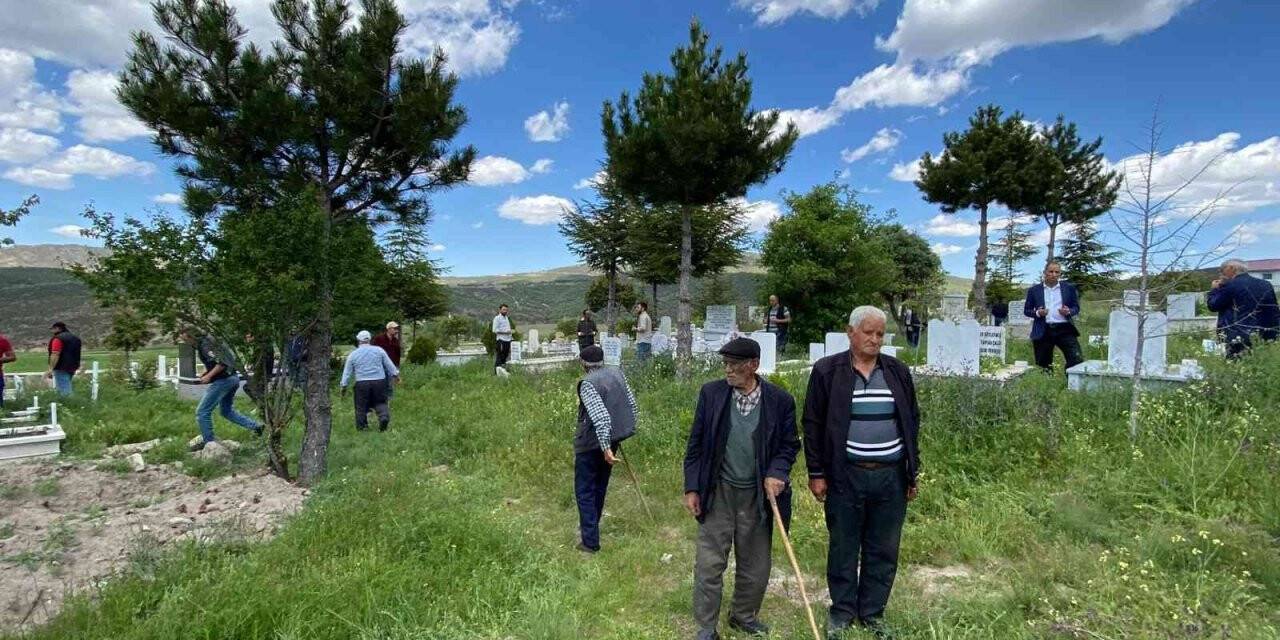 Köylüler mezarlık ve merada sondaj nöbetine başladı