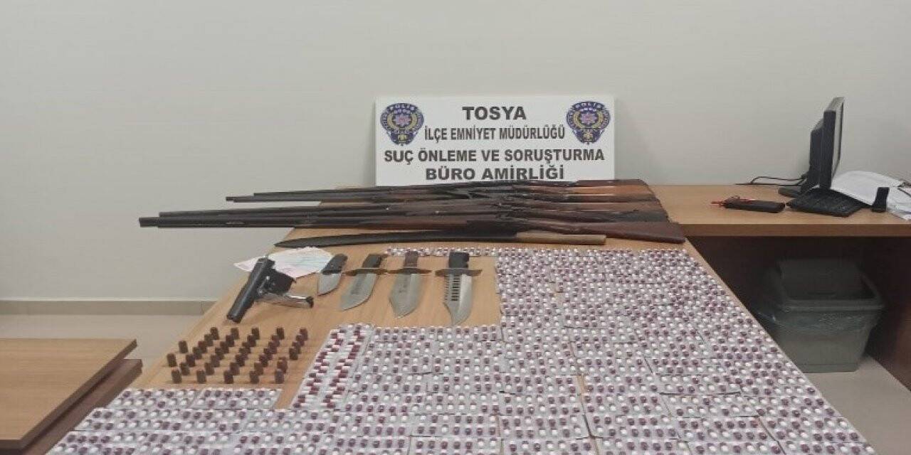 Kastamonu’da uyuşturucu hap ve ruhsatsız silahlarla yakalanan 2 kişi tutuklandı