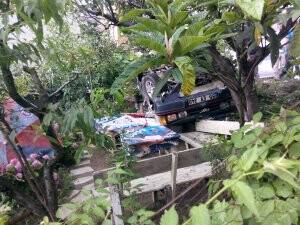OTOMOBİL EVİN BAHÇESİNE YUVARLANDI: 1 YARALI