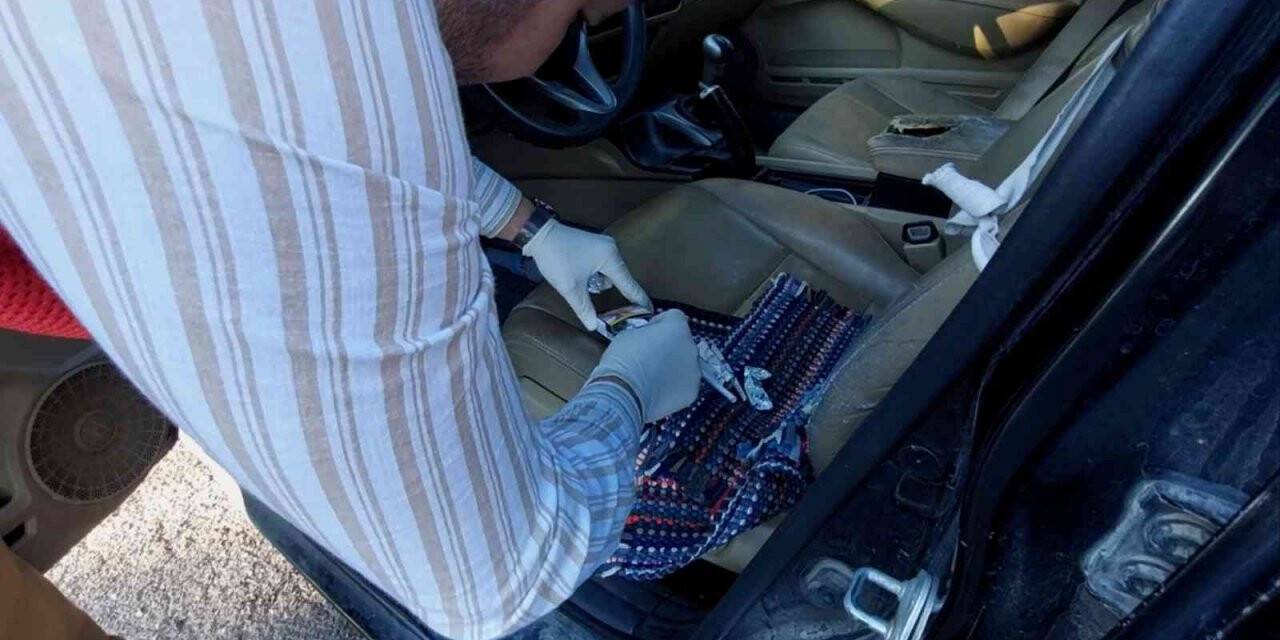 Uyuşturucu tacirlerine otomobilde baskın