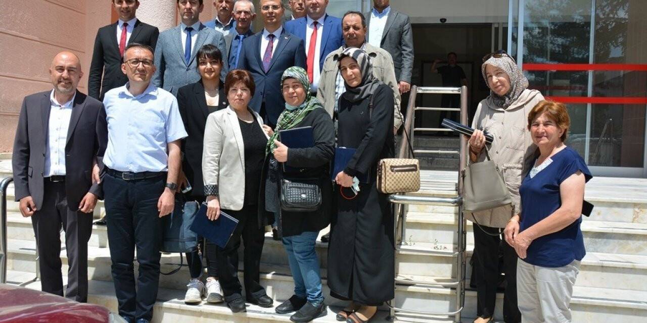 Emekliliğe ayrılan personeller plaketle uğurlandı