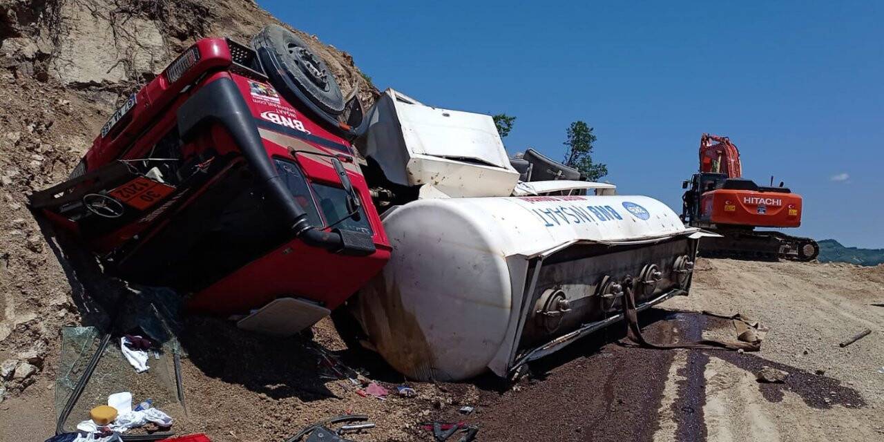 Mazot tankeri 8 metreden alt yola uçtu: 2 yaralı