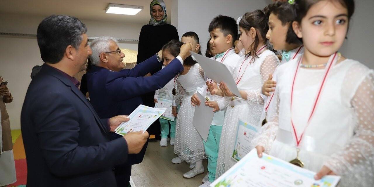 Başkan Güder, minik öğrencilerin Kur’an-ı Kerim’e geçiş törenine katıldı