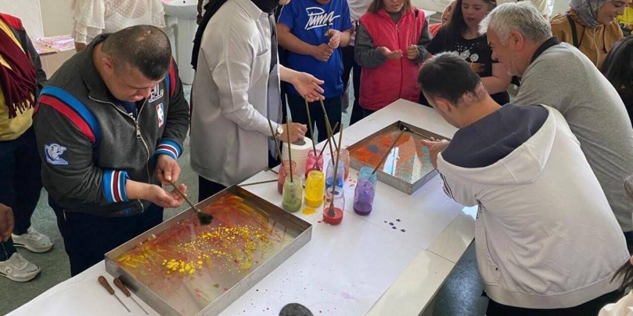 Down sendromlu çocukların Ebru Sanatı heyecanı