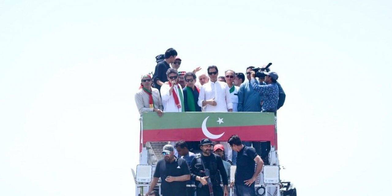 Pakistan sokakları karıştı