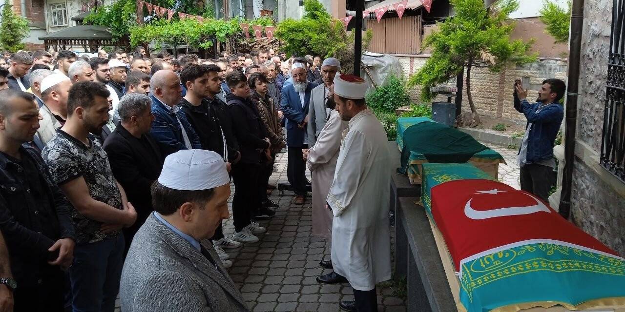 Kazada hayatını kaybeden anne ile oğlu son yolculuğuna uğurlandı