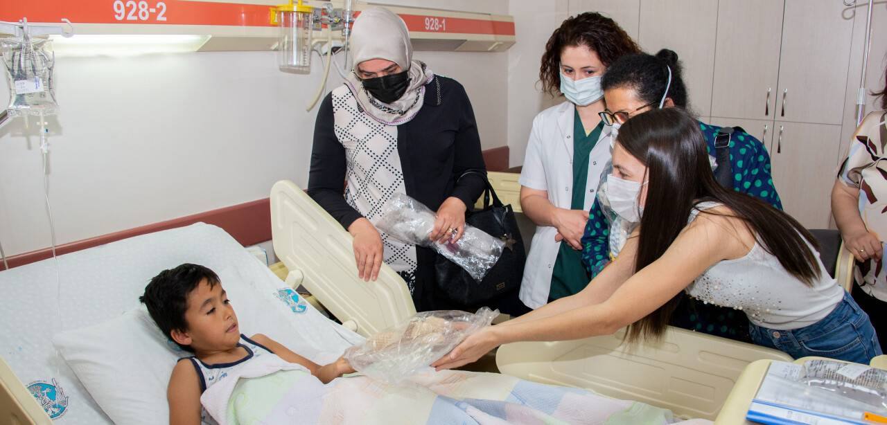 Konya'da üniversite öğrencileri hastanedeki çocukların yüzünü güldürüyor