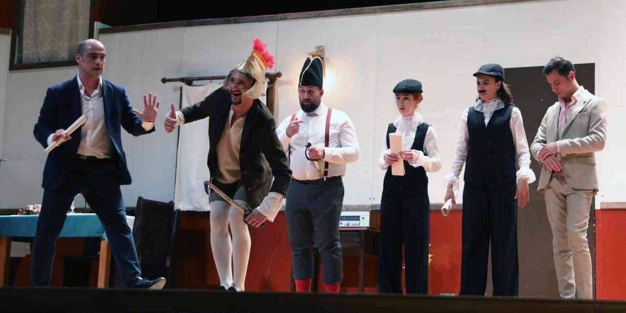 Menteşe’deki tiyatro kahkahaya boğdu