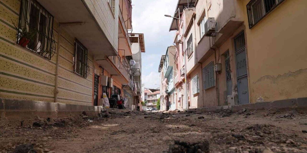 Yunusemre Belediyesinden Barbaros Mahallesi’nde yol çalışması