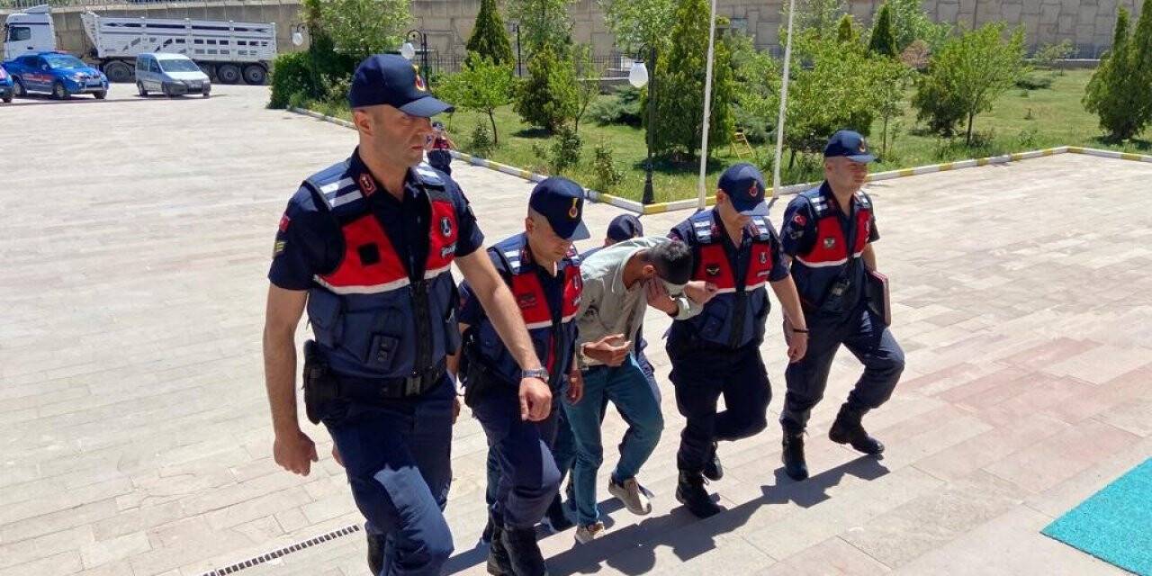 Kendilerini jandarma olarak tanıtıp dolandırıcılık yapmak isteyen 2 kişi tutuklandı