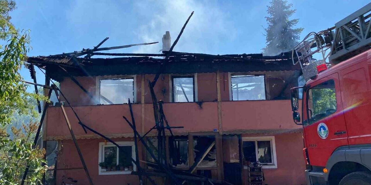 2 katlı ev yandı, 13 hayvan telef oldu