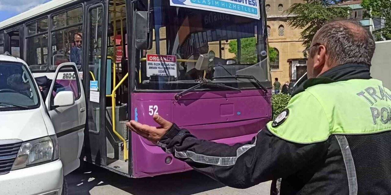 Trafiği kilitleyen sürücüyü polis böyle uyardı: