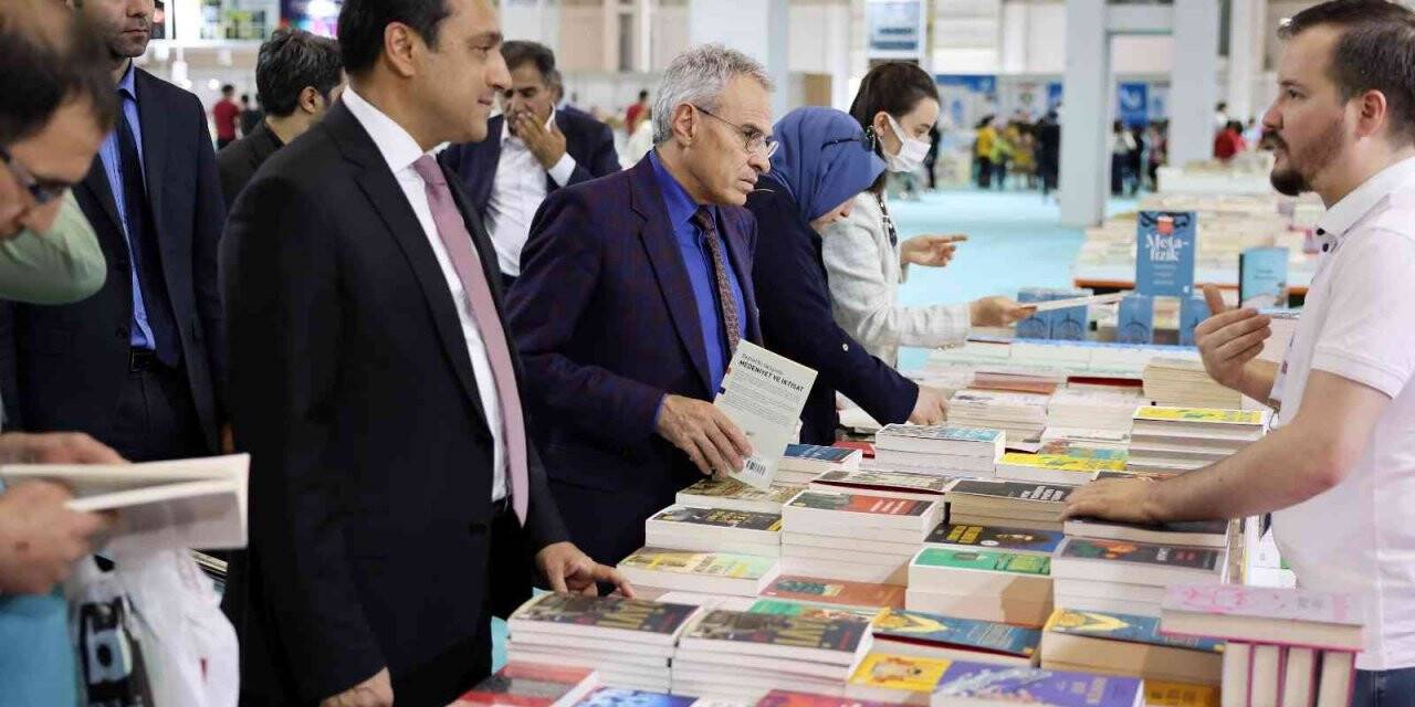 Rektör Özaydın kitap fuarında okurlarıyla buluştu