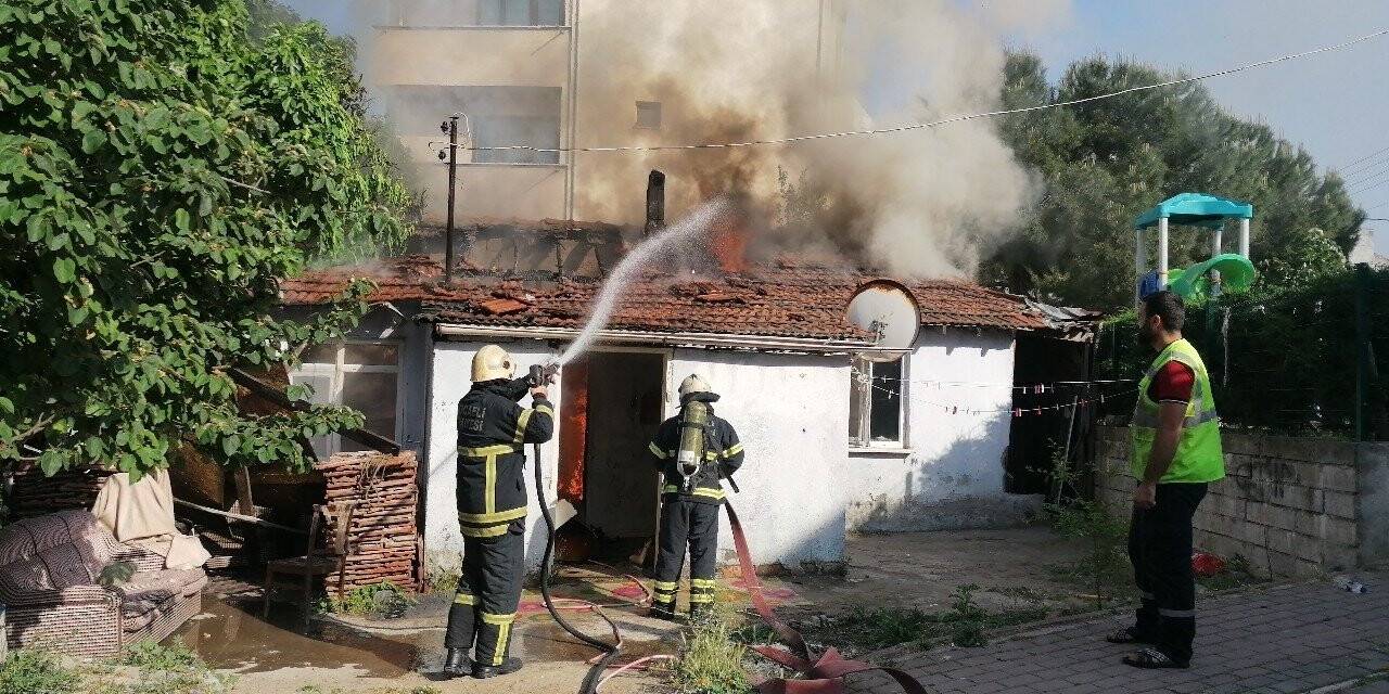 Gecekondu alevlere teslim oldu