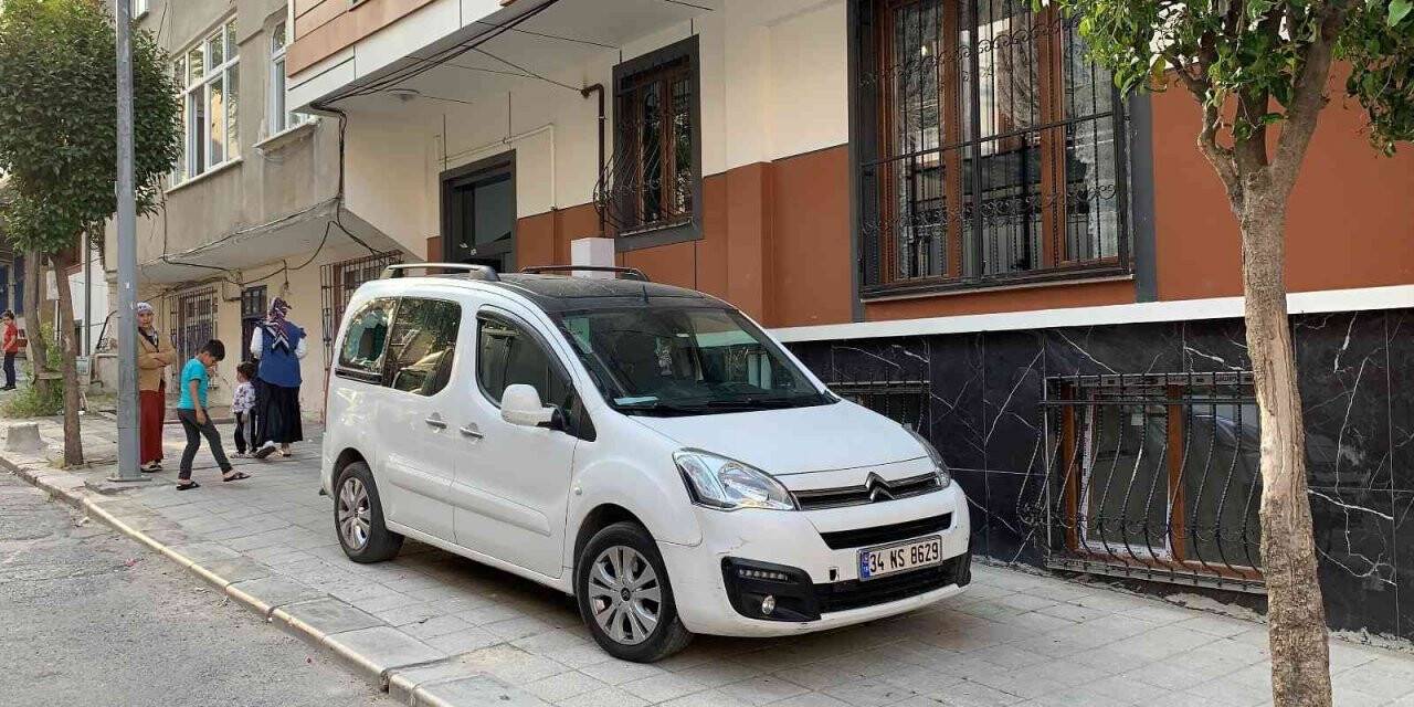 Küçükçekmece’de 3. kattan aracın üzerine düşen çocuk yaralandı