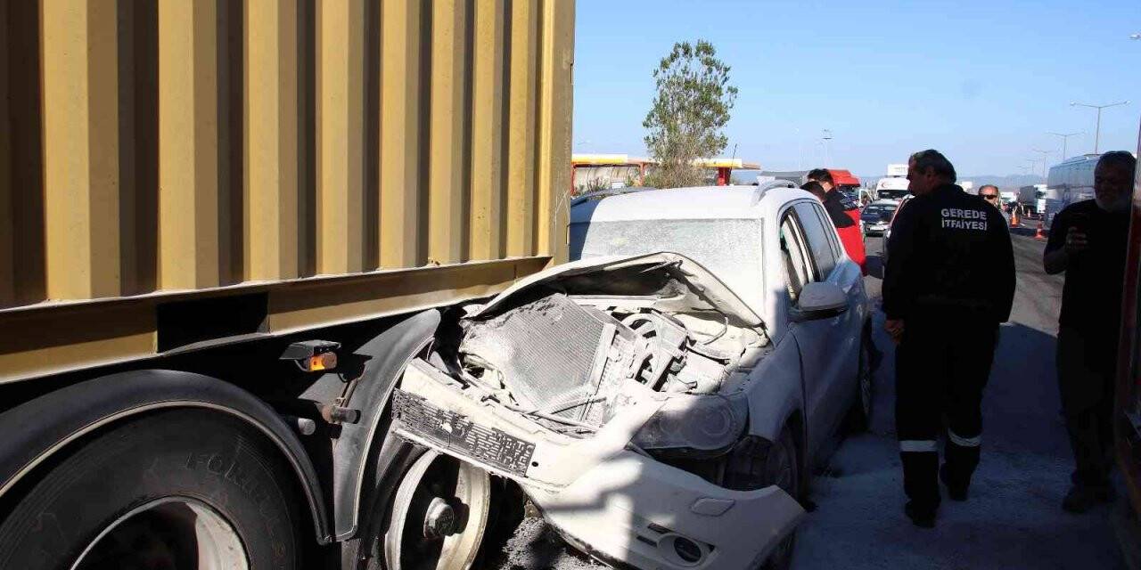 Otomobil tıra çarptı: 2 yaralı