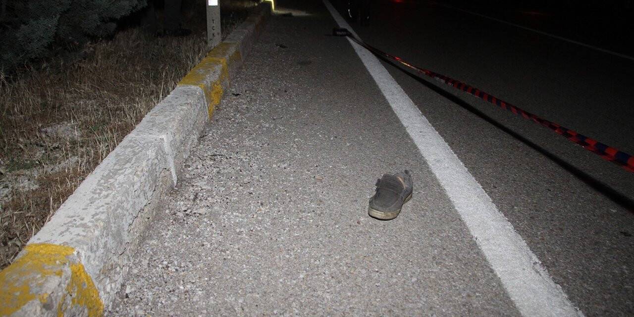 Karayolunda karşıdan karşıya geçmek isterken canından oldu