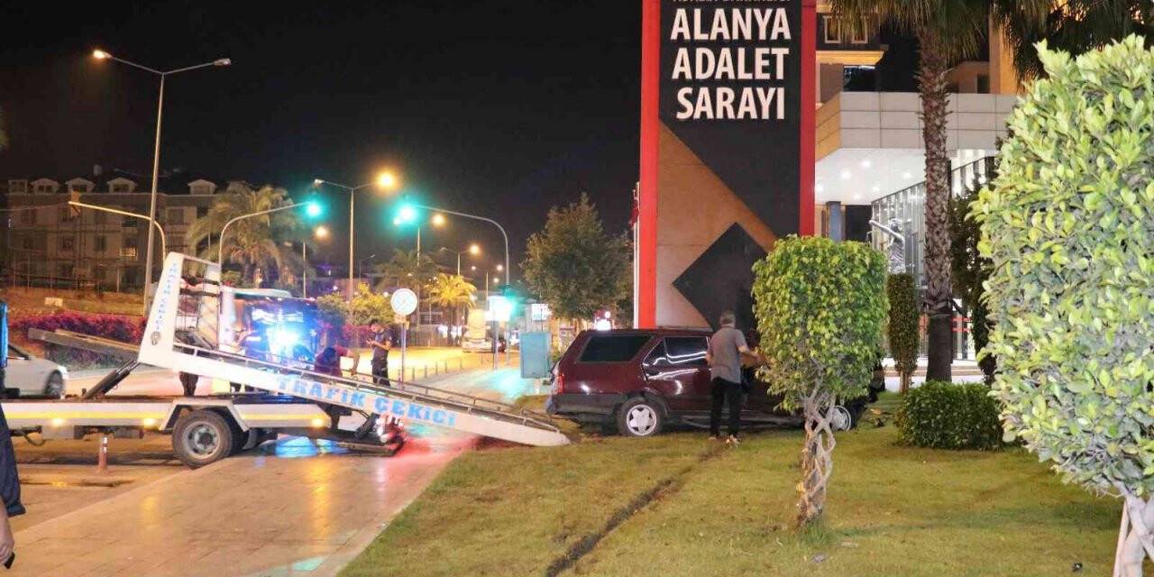 Yoldan çıkan otomobil adliye tabelasına çarparak durabildi