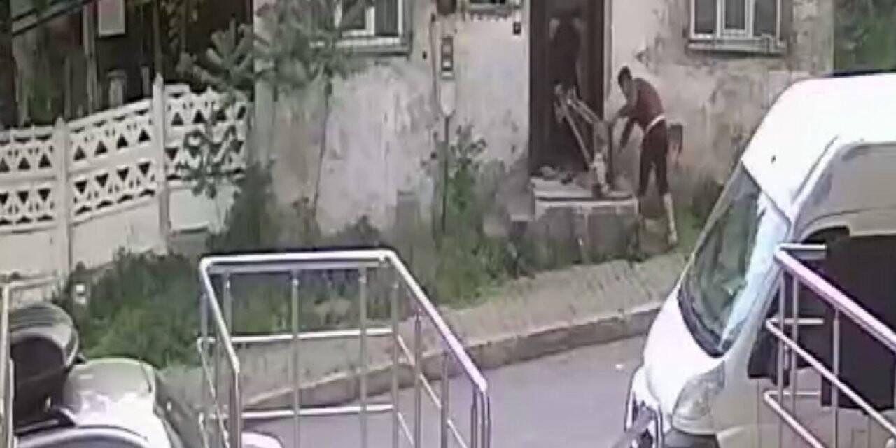 Sürünerek girdikleri evden kapıyı kırarak çıktılar