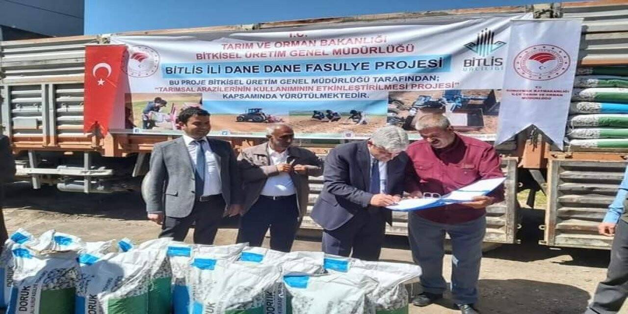 Güroymak’taki çiftçilere fasulye tohumu dağıtımı